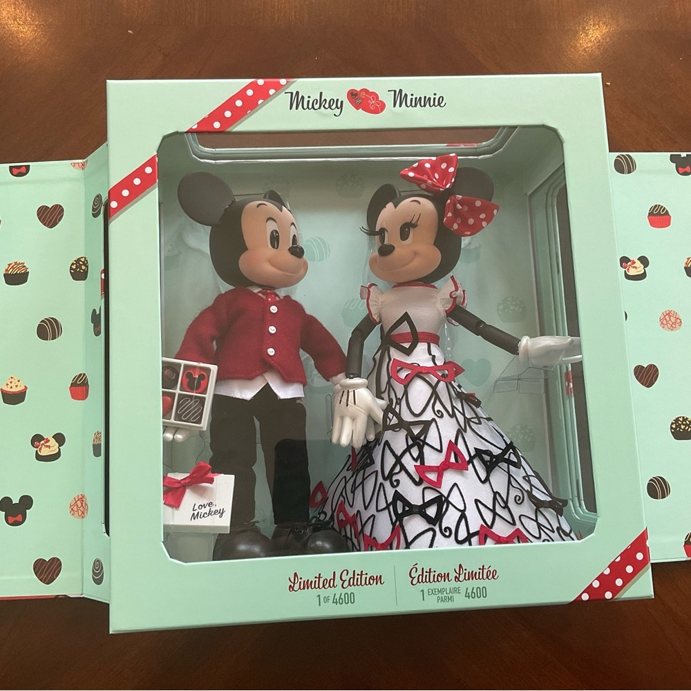 Disney  Mickey and Minnie  Valentines Day set RETIRED  RARE  SET
